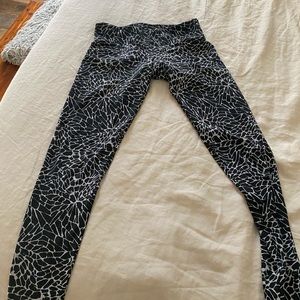 Black and white, great subtle yet stylish print Onzie leggings. Medium